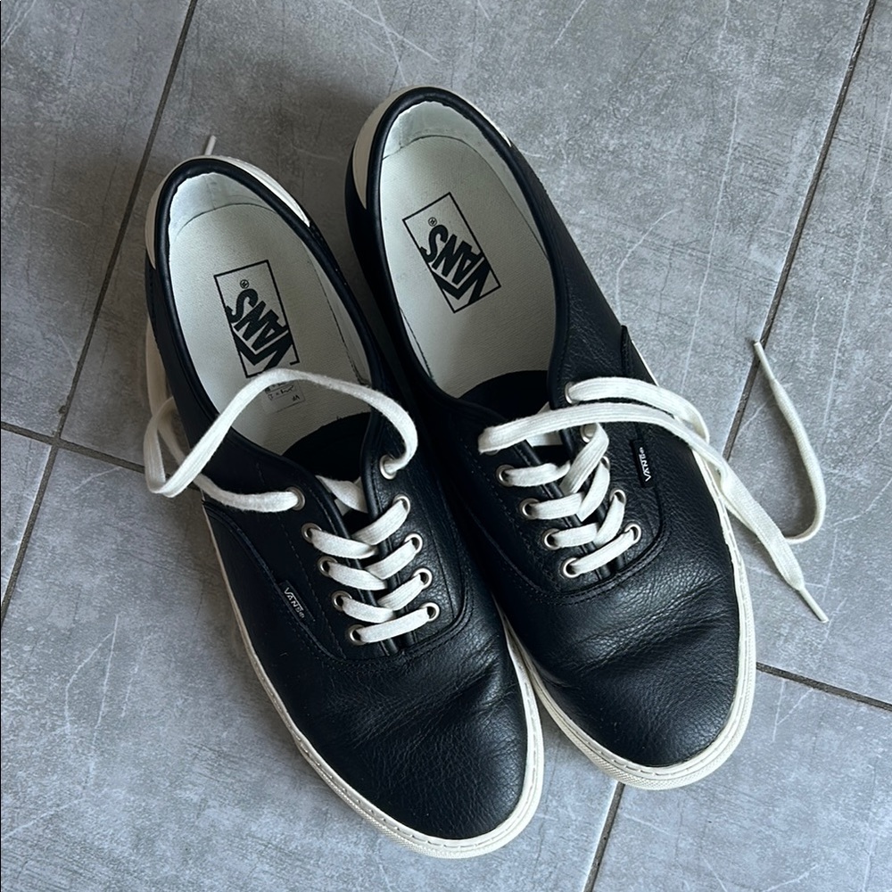 Vans Authentic in black leather